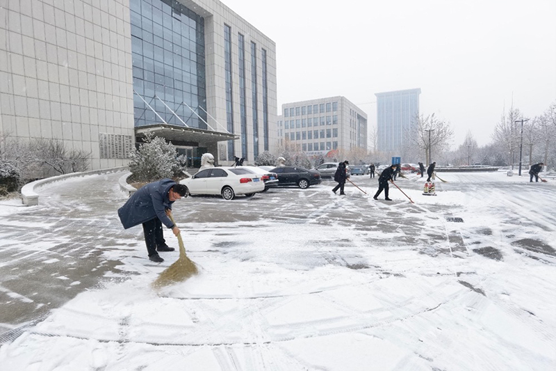 瑞雪兆丰年 劳动展风采——阳信县城投集团组织干部职工开展义务扫雪活动
